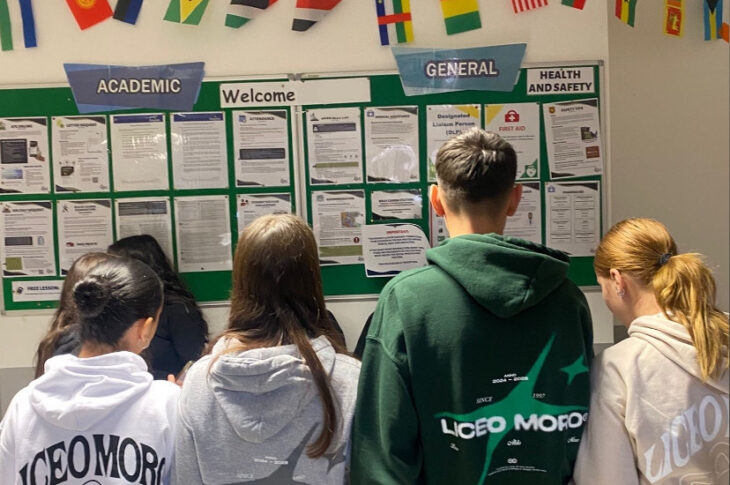 Studenti liceo a scuola BRAY